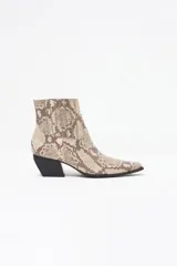 Botín de cuero con estampado animal print en tonos beige y gris, con puntera fina, cierre lateral y tacón bloque.