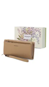 Billetera de mujer color verde oliva, con textura símil cuero, cierre principal y bolsillo monedero con cierre al frente. Incluye correa de mano desmontable y tarjeteros internos.