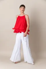 Blusa de gasa plisada color rojo, con detalle de perlas en el cuello y terminación en volado.