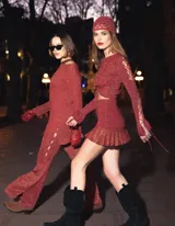 Blusa de punto color marrón, de manga larga con pequeñas aberturas en los laterales y puños.