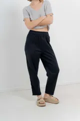 Pantalón relaxed fit color beige, confeccionado en algodón. Presenta cintura elastizada, bolsillos delanteros grandes y calce cómodo.
