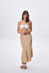 Falda larga color beige, de corte evasé y pretina elástica.