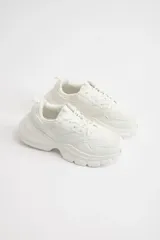 Zapatillas deportivas blancas con suela chunky.