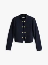 Americana azul marino de corte slim, con cuello mao y cierre frontal con botones dorados. Tiene un bolsillo de ojal en el pecho y está totalmente forrada.
