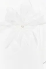 Camiseta blanca de algodón con cuello redondo, manga corta y detalle de flor de organza con strass en el frente.