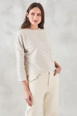 Remerón de rayas en lurex con corte ajustado al cuerpo, de manga larga y diseño moderno.