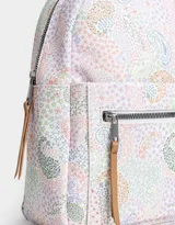 Mochila de cuerina con estampado paisley multicolor, correas regulables, manija superior, cierre superior, bolsillo frontal con cierre y tag de metal.
