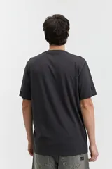 Remera lila de manga corta con cuello redondo y estampado de mapa topográfico en el frente.