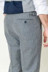 Pantalón de vestir gris con finas rayas verticales, corte slim fit y detalle de hebilla en la cintura.