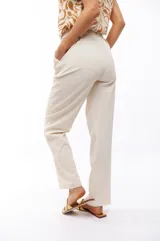 Pantalón de vestir negro de corte recto, con bolsillos laterales y presillas con hebillas decorativas en la cintura.
