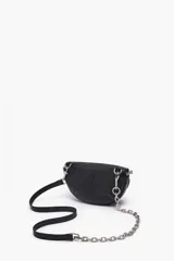 Bolso riñonera mini negro con cierre de cremallera, asa de piel y cadena, exterior con logo estampado.