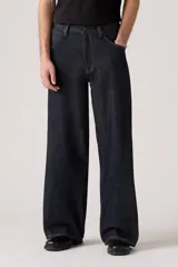 Pantalón de jean azul oscuro, de corte amplio y tiro alto.