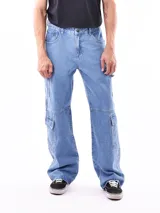 Pantalón de jean celeste de corte ancho, con bolsillos laterales tipo cargo.