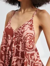 Musculosa con estampado abstracto en tonos rosa y marrón, con breteles finos y escote en V.