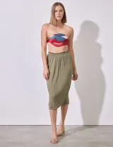 Falda midi de modal con pretina ancha elastizada y lateral con tajo y botones metálicos, de la marca French Laundry.