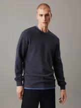 Remera de manga larga de punto gofrado azul marino, confeccionada en algodón regenerativo.