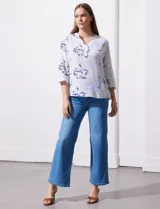 Blusa de algodón estampado marca Dash, con cuello a la base, escote en V y abertura con botones. Tiene un bolsillo en la parte delantera y mangas 3/4 regulables con presilla y botón.