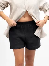 Shorts negros de lino con cintura elástica y dos bolsillos laterales.