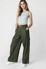 Pantalón negro de tiro alto, corte palazzo y bolsillos laterales.