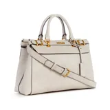 Bolso de mano tipo satchel Guess, color blanco roto o beige muy claro, con textura de piel de lagarto o reptil en relieve. Presenta herrajes metálicos dorados, asas superiores y correa ajustable y desmontable para llevar al hombro o cruzada. El logo de la marca se encuentra en la parte frontal superior.