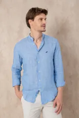 Camisa celeste de lino con cuello mao, corte slim fit, manga larga con puños abotonados y cierre frontal con botones.