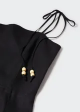 Vestido corto de lino color fucsia, con tirantes finos y escote recto.