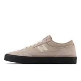 Zapatillas urbanas New Balance modelo 417, color beige con detalles en negro y blanco.