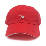 Gorro de gabardina color gris claro con logo bordado en negro.