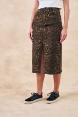 Falda midi de denim con estampado de animal print y abertura frontal, confeccionada en algodón.