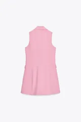 Vestido corto tipo chaleco color rosado, de cuello solapa con muescas y manga sisa. Bolsillos laterales de solapa. Forro interior a contraste. Cierre frontal con botones.