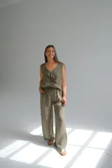 Pantalón palazzo verde seco de lino italiano, con cintura elastizada y cordón ajustable.