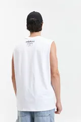 Musculosa negra lisa de algodón, corte oversize y cuello redondo.