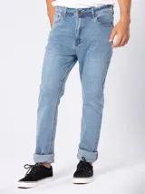 Pantalón de jean celeste de corte recto.