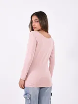 Remera básica de manga larga, color azul marino, con escote redondo y calce ajustado al cuerpo.