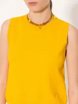 Top tipo chaleco sin mangas color amarillo, de calce normal y diseño minimalista.