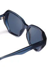 Lentes de sol Eco Shades modelo Lucia, con montura angular color verde oliva y lentes degradadas en marrón. Fabricados con materiales reciclados.