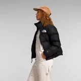 Campera de abrigo negra con cierre frontal y logo bordado, cuello alto y bolsillos laterales con cierre.