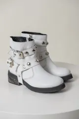 Bota de cuero negro con detalles metálicos y hebillas, con cierre lateral.