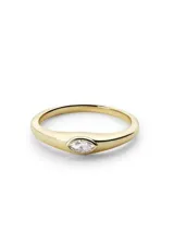 Anillo dorado con una zirconia incrustada en forma de ojo.