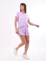 Remera gris de corte relajado, con cuello redondo y manga corta, fabricada en material liviano.
