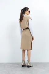 Vestido tejido color beige con escote en V y diseño acanalado.