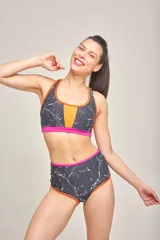 Top deportivo con copas removibles, breteles fijos y anchos, diseñado para practicar deportes.