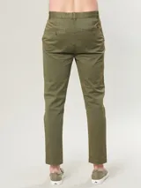 Pantalón chino gris de corte slim fit.