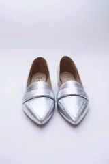 Mocasines color cobre con puntera fina y detalle de antifaz.