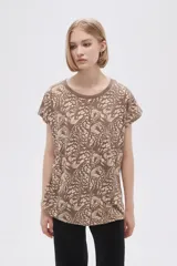 Remera marrón con estampado de ramas, corte holgado y mangas cortas.