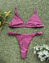 Conjunto de bikini color uva, con corpiño triangular fijo y bombacha colaless regulable.