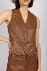 Chaleco de eco cuero negro con escote en V y cierre de botones.