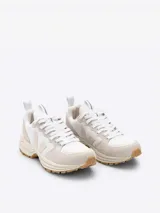 Zapatillas Veja Venturi color blanco con detalles en beige y suela color caramelo.