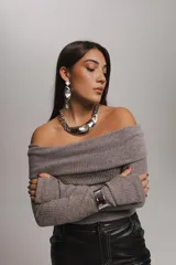 Collar metálico plateado estilo chunky con cadena de eslabones gruesos y dije central con forma de medialuna irregular con incrustación de cristal transparente.