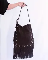 Bandolera de cuero color beige con flecos y tachas plateadas.